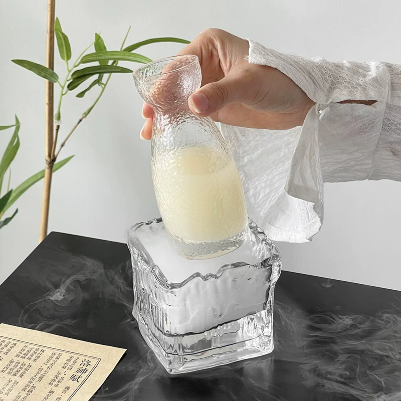 Bộ ấm rượu kiểu Nhật Bản được chạm khắc thủ công, tạo không khí độc đáo, kèm ấm pha trà lạnh và rượu, ly rượu sake, cốc rượu nhỏ, bình đựng rượu trong suốt và dụng cụ rượu.