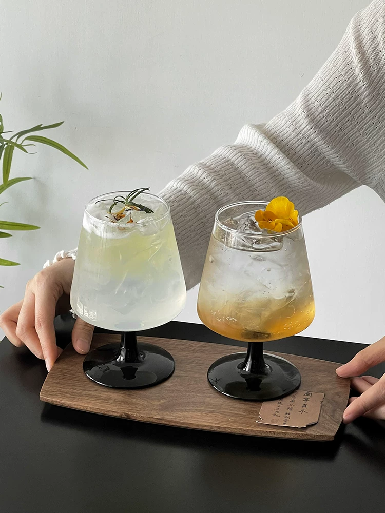 Ly trà và rượu kiểu Trung Quốc, ly thủy tinh cao đáy đen, ly cocktail thẩm mỹ cao, ly cocktail hơi say, ly rượu vang sủi bọt, ly nước.