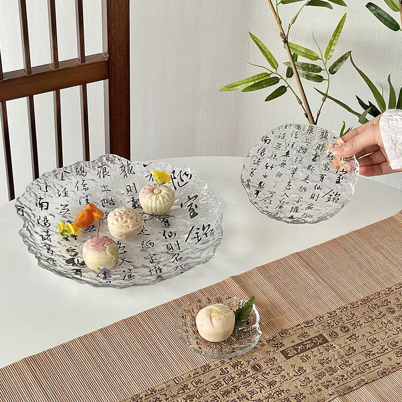 Những dòng chữ thư pháp kiểu Trung Quốc mới được khắc trên các tấm kính băng trên sông băng, khay trà chiều đựng trái cây sấy khô, khay đựng món tráng miệng cao cấp.