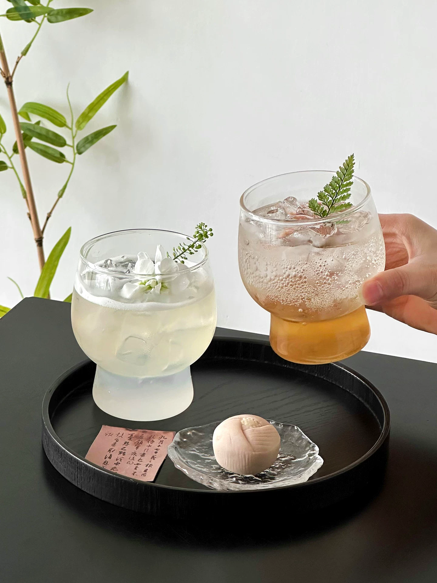 Ly thủy tinh trong suốt, kiểu dáng độc đáo, sang trọng, ly rượu vang đẹp, ly cà phê tinh tế, ly latte.