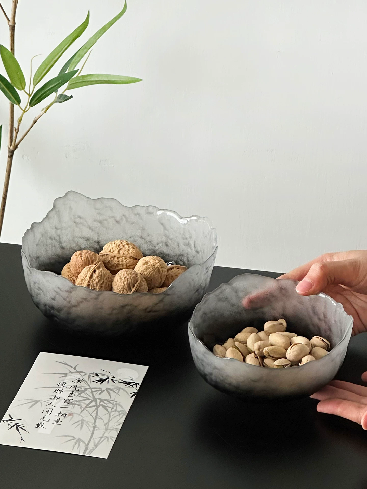 Đĩa trái cây thủy tinh đen mờ kiểu gradient, đĩa trái cây để bàn cà phê, đĩa đựng đồ ăn nhẹ, đĩa đựng hạt thẩm mỹ cao, đĩa đựng trái cây sấy khô, khay đựng trái cây.