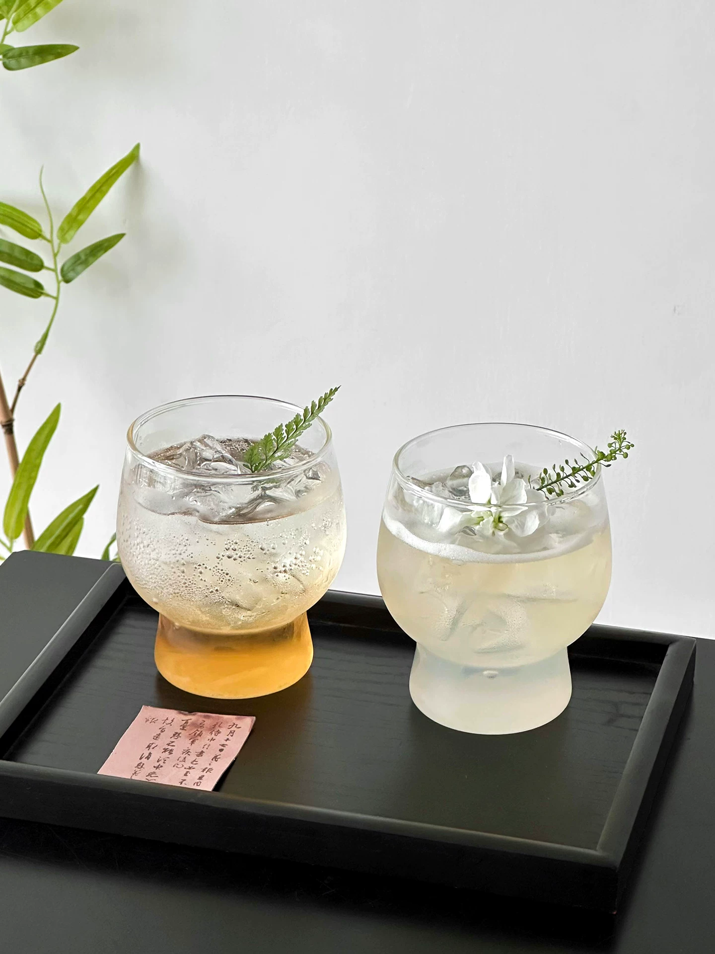 Ly thủy tinh trong suốt, kiểu dáng độc đáo, sang trọng, ly rượu vang đẹp, ly cà phê tinh tế, ly latte.