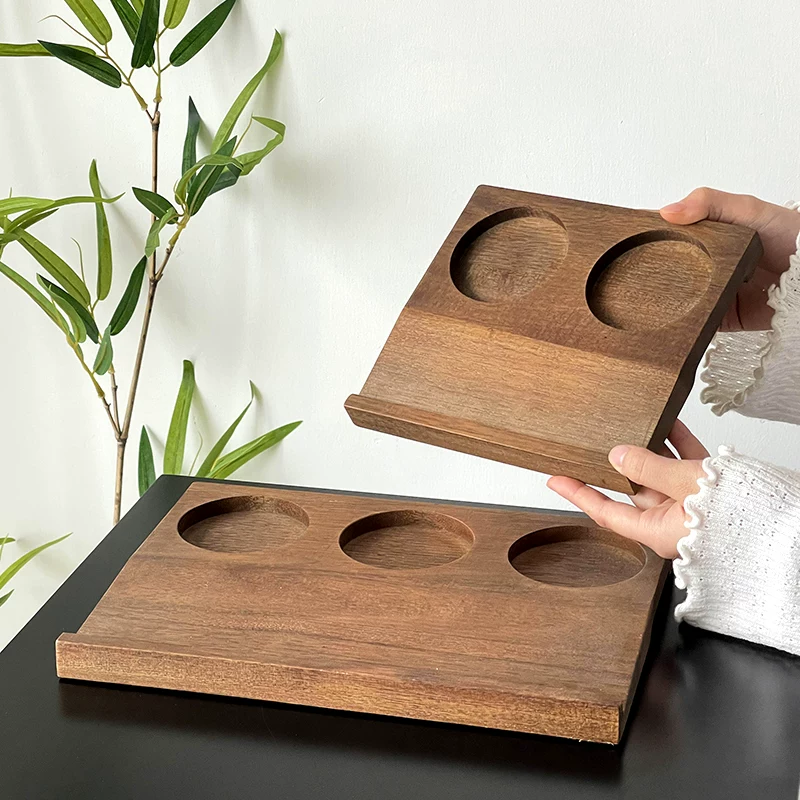Bộ ấm trà sáng tạo một ấm ba chén, khay trà gỗ ba lỗ, khay đựng chén trà gốm, đế lót chén.
