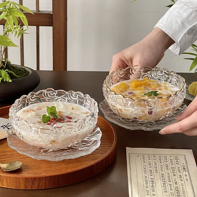 Bộ bát và đĩa đựng tráng miệng hình hoa hồng có tính thẩm mỹ cao với thiết kế chạm nổi tinh xảo, thích hợp đựng súp nấm trắng, bát tổ yến, bát súp ngọt, bát thủy tinh và bát cháo.