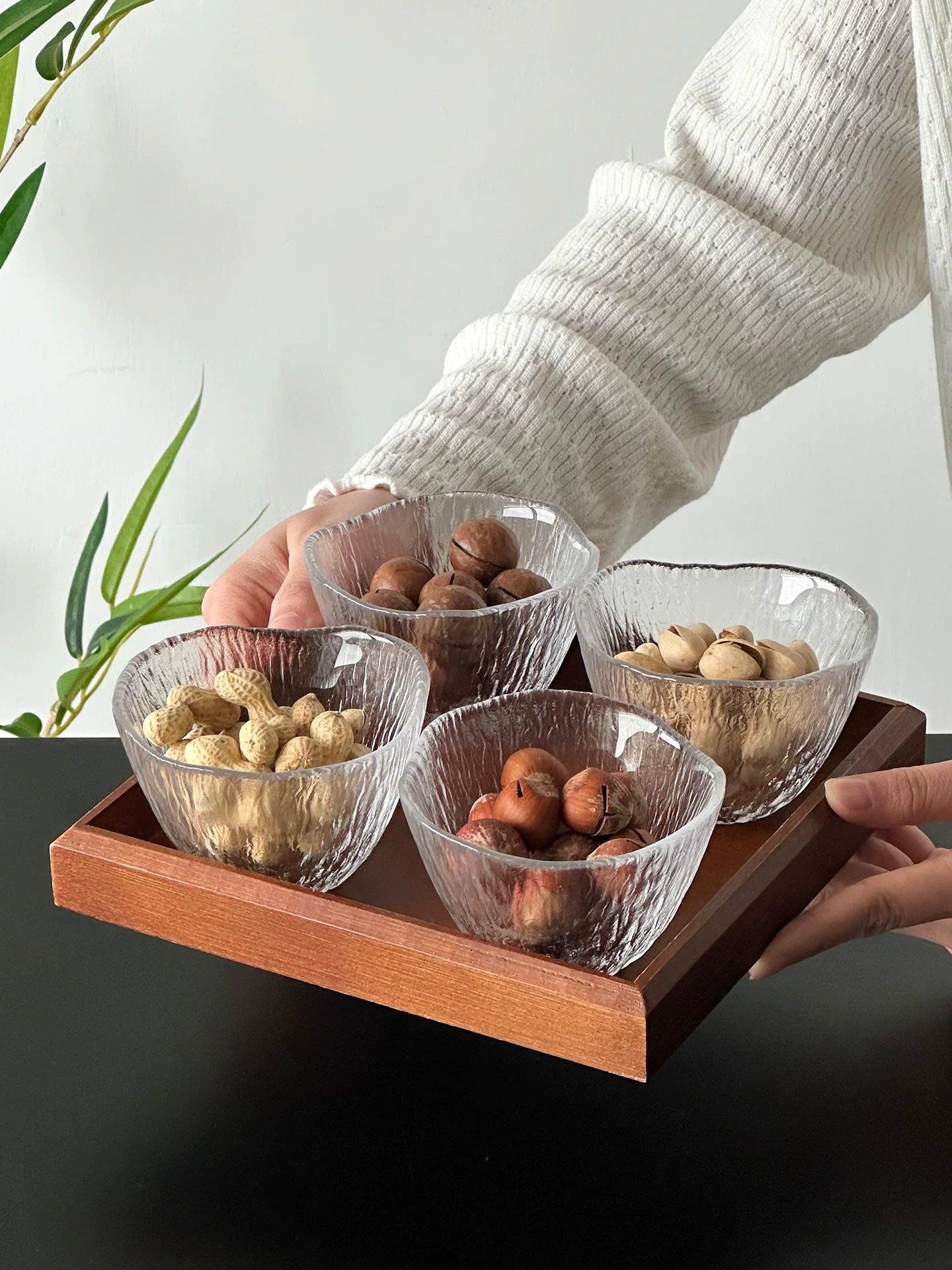 Ly thủy tinh trong suốt cao cấp có ngăn đựng hạt, hoa quả khô và đồ ăn nhẹ; bộ khay đựng trái cây.