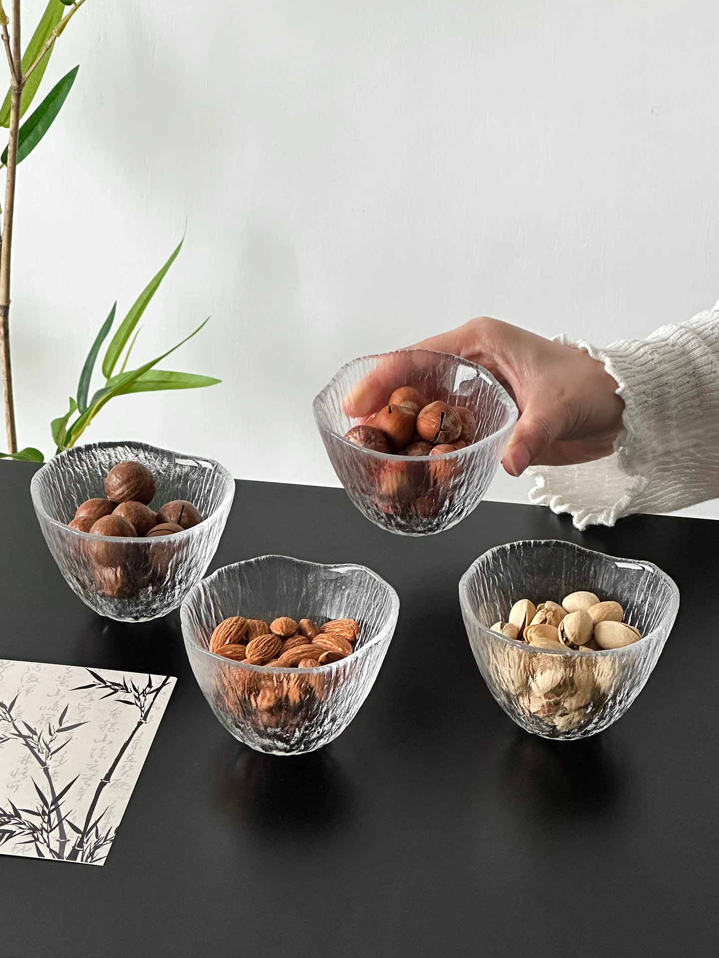 Ly thủy tinh trong suốt cao cấp có ngăn đựng hạt, hoa quả khô và đồ ăn nhẹ; bộ khay đựng trái cây.