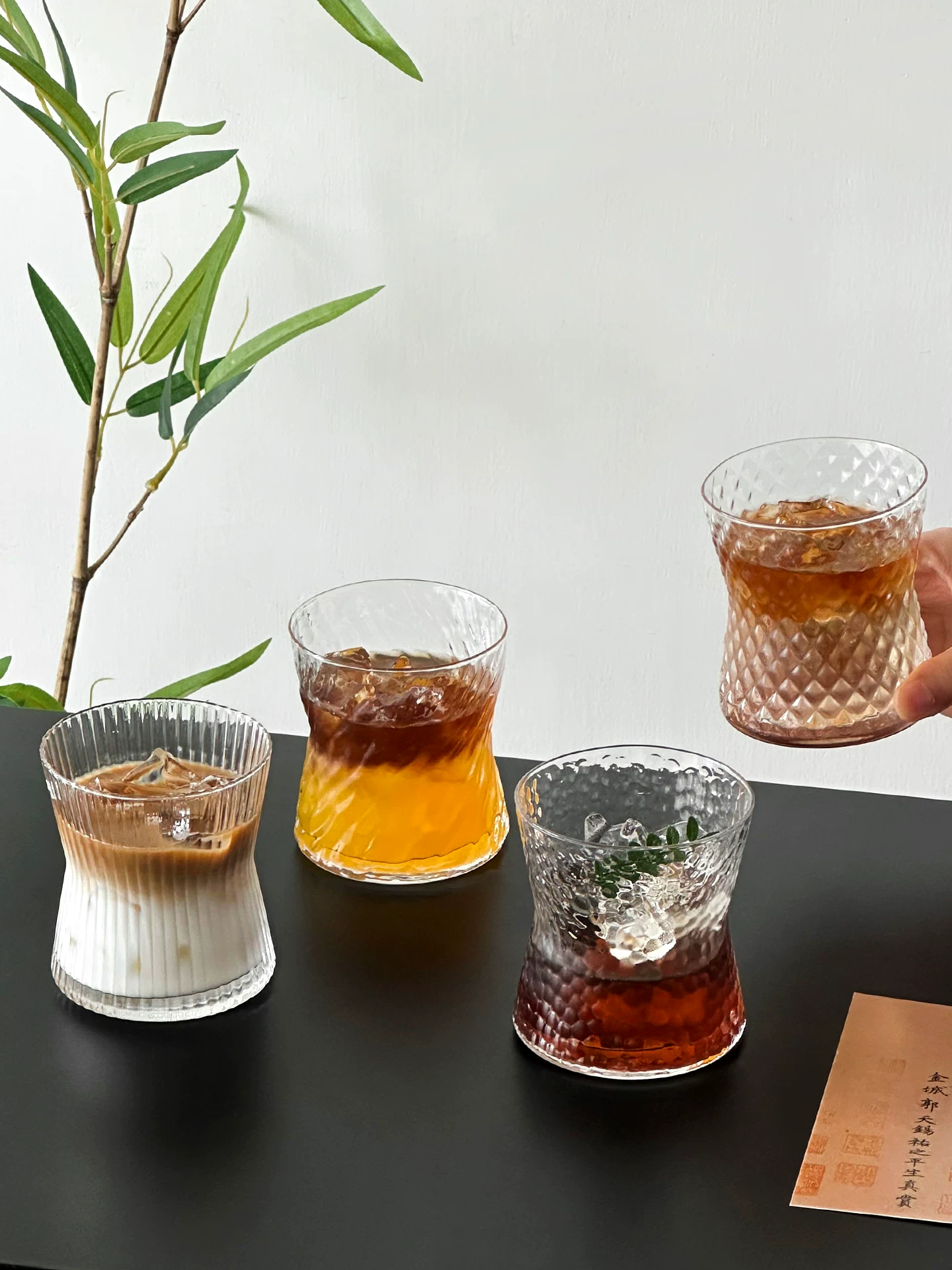 Ly thủy tinh có thiết kế eo thon, đẹp mắt, dùng cho Americano đá, cà phê, đồ uống lạnh, nước giải khát, nước có ga.