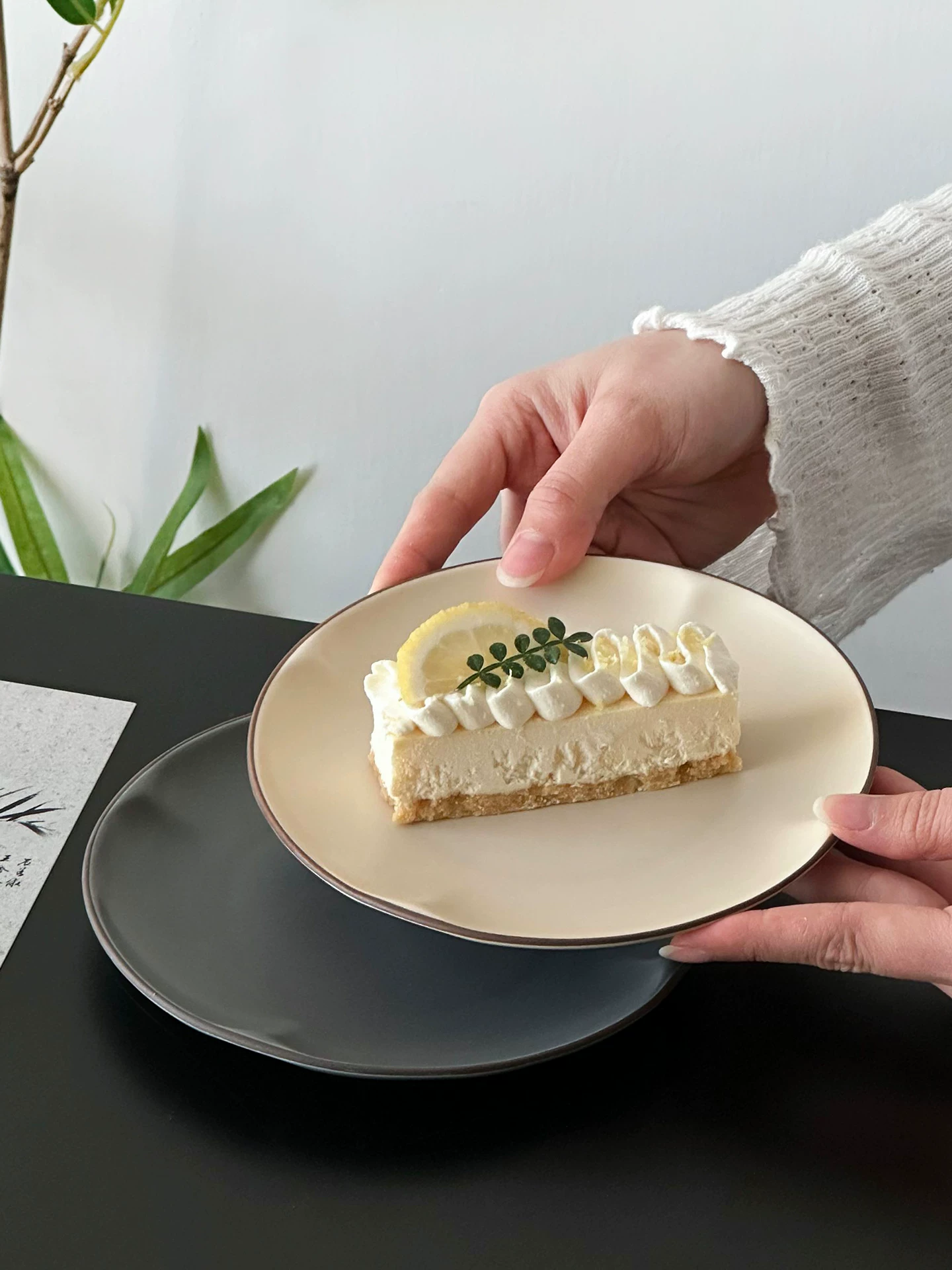 Đĩa sứ cổ điển, đĩa ăn nhẹ trà chiều tinh tế, đĩa trái cây, đĩa ăn nhẹ cao cấp, đĩa tráng miệng, đĩa sứ.