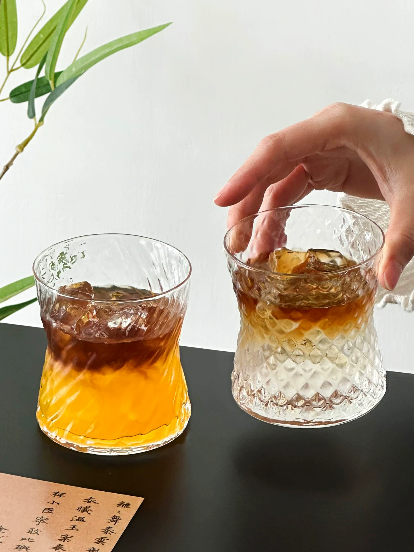 Ly thủy tinh có thiết kế eo thon, đẹp mắt, dùng cho Americano đá, cà phê, đồ uống lạnh, nước giải khát, nước có ga.