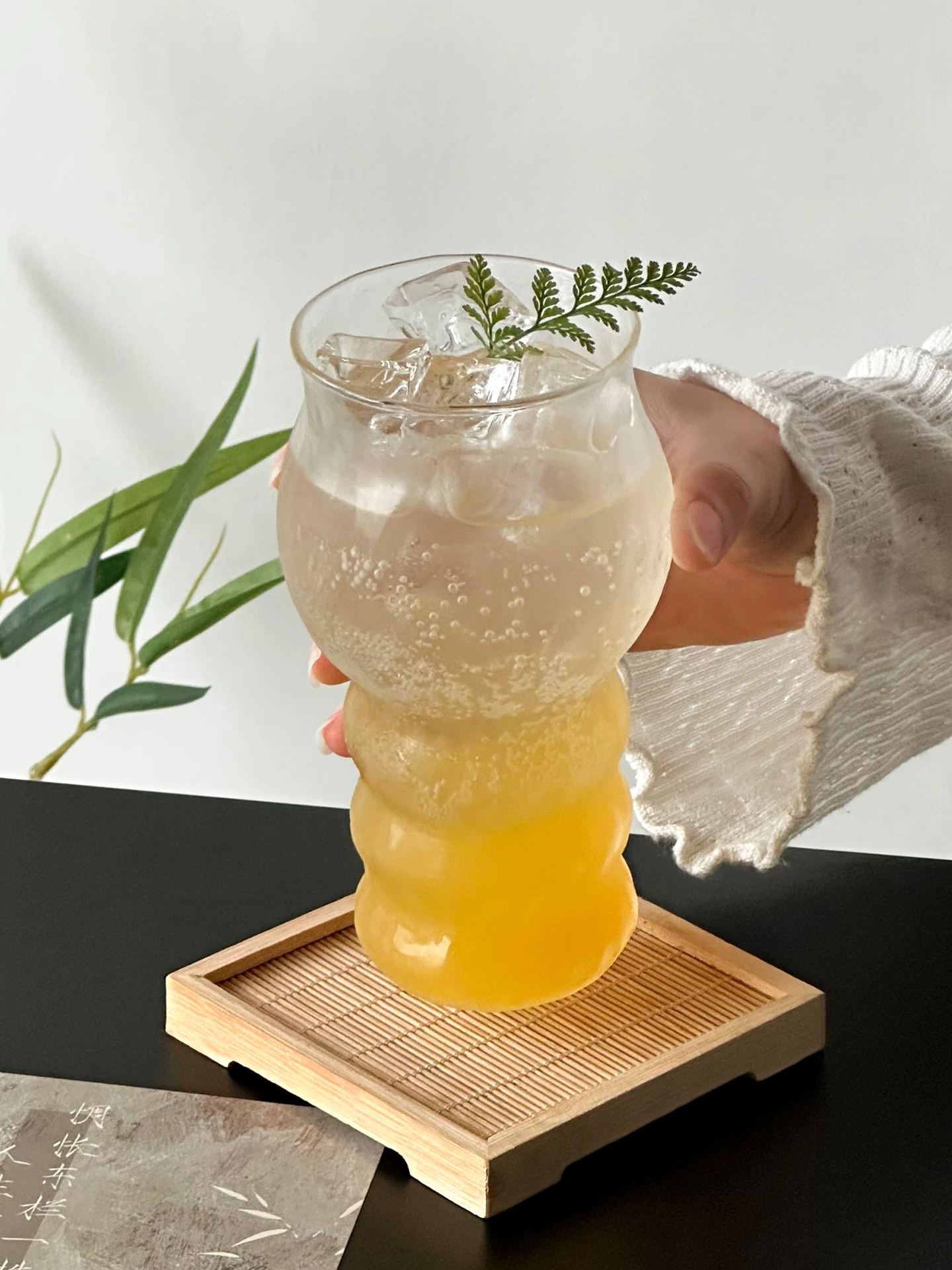 Ly thủy tinh cao cấp với thiết kế độc đáo, ly rượu vang đẹp mắt, ly uống nước, ly nước ép thẩm mỹ cao, ly nước trong suốt.