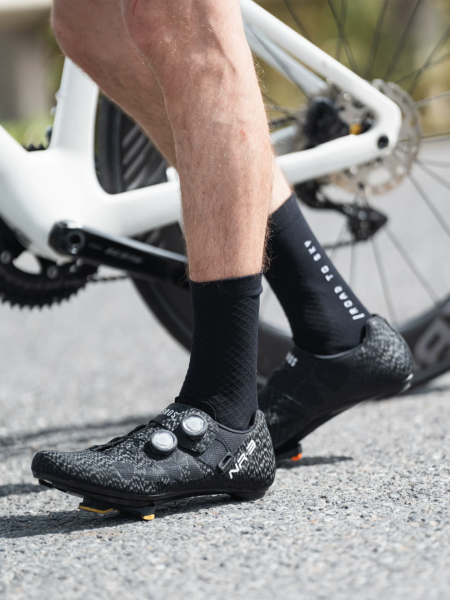 Giày xe đạp đường trường Rock Brothers dành cho nam và nữ, đế bằng sợi carbon, giày đạp xe có đế gia cố cấp độ thi đấu, thoáng khí có núm xoay.