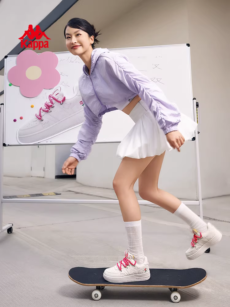 Giày thể thao đế dày nữ Kappa mùa đông 2025 kiểu retro trắng phối chân váy đa năng thời thượng hợp xu hướng