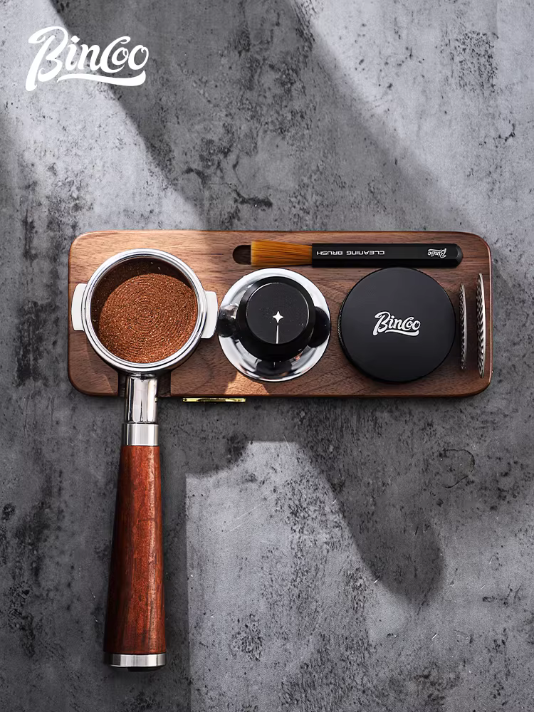 Đế ép cà phê Bincoo với hộp đựng bằng gỗ óc chó, dụng cụ phân phối bột, bàn chải, lưới phân phối nước phụ và dụng cụ ép.