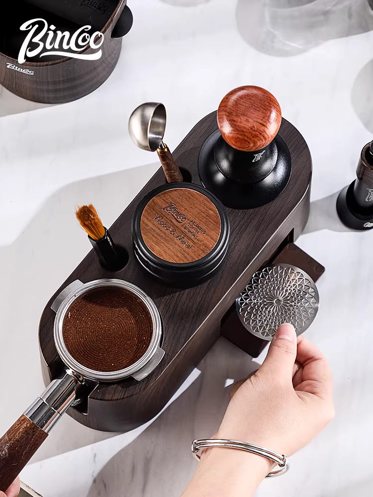 Bộ dụng cụ đa năng kiểu Ý Bincoo vân gỗ, gồm hộp đựng bã cà phê, máy ép bột, kích thước phổ thông 51/58mm