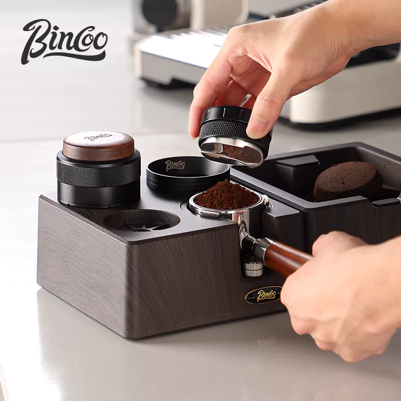 Bộ dụng cụ pha cà phê Bincoo gồm ba món: đế, dụng cụ nén cà phê và khăn phân phối cà phê hai trong một, máy pha cà phê lực không đổi 51/58mm