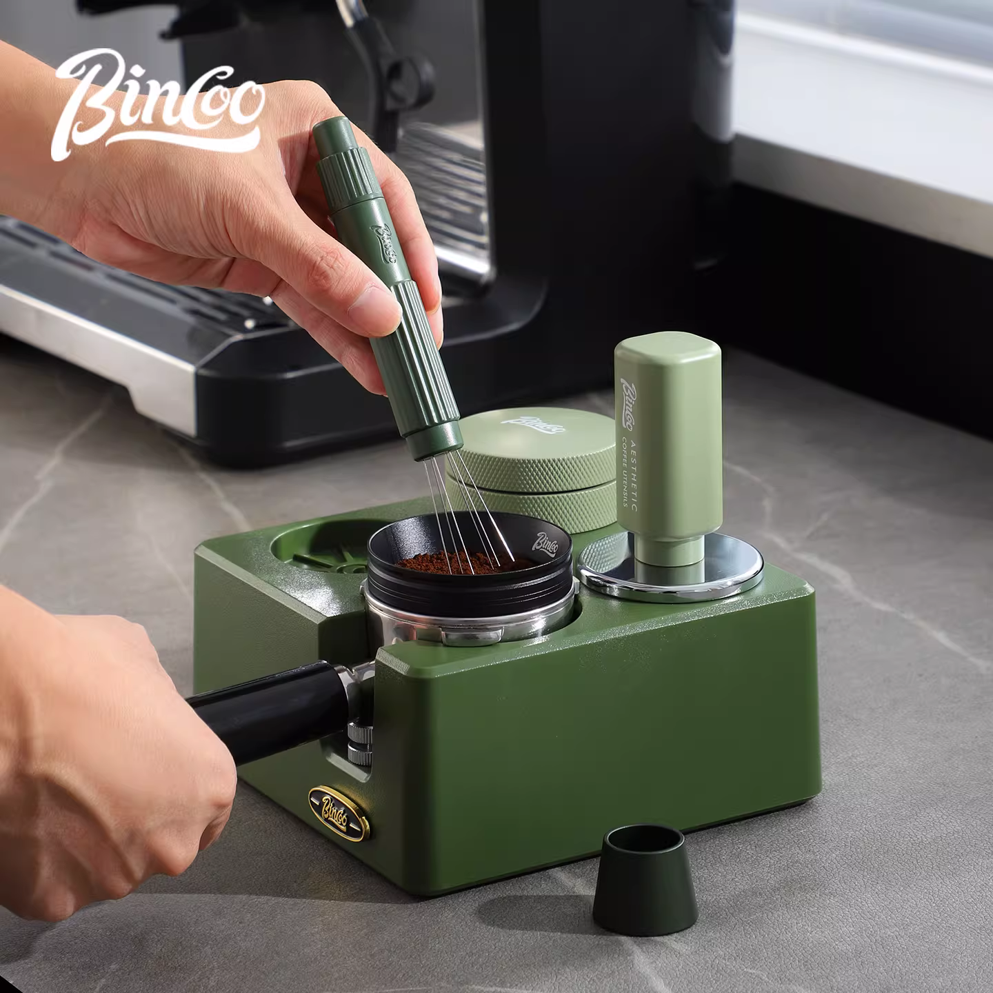 Bộ dụng cụ nén cà phê Bincoo gồm ba món: đế nén, dụng cụ phân phối, búa nén, tay cầm 51/58mm và giá đỡ.