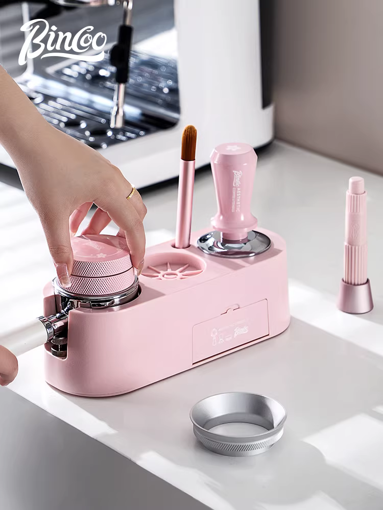 Bộ dụng cụ pha cà phê đa năng Bincoo Sakura Pink Italy, gồm đế ép cà phê và dụng cụ phân phối bột, kích thước 51/58mm, dùng được cho nhiều loại máy.