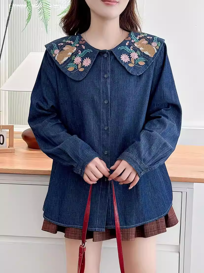 Áo sơ mi denim dáng rộng tay dài cổ búp bê thêu hoa thỏ mùa thu mới Dream Box 2025 dành cho nữ, giúp trẻ hóa