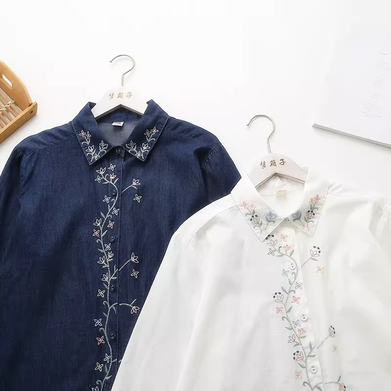 Áo sơ mi denim thêu hoa tươi phong cách mới Xuân 2025 Dream Box, cổ trụ, tay dài, dáng rộng, chất liệu cotton trắng dành cho nữ