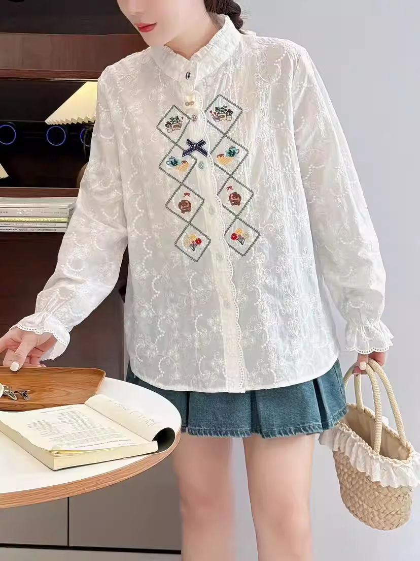 Áo sơ mi cotton thêu cổ điển mùa xuân 2025 của Dream Box dành cho nữ với cổ đứng xếp nếp, tay dài, khuy màu sắc, chất liệu vải thêu trẻ trung.