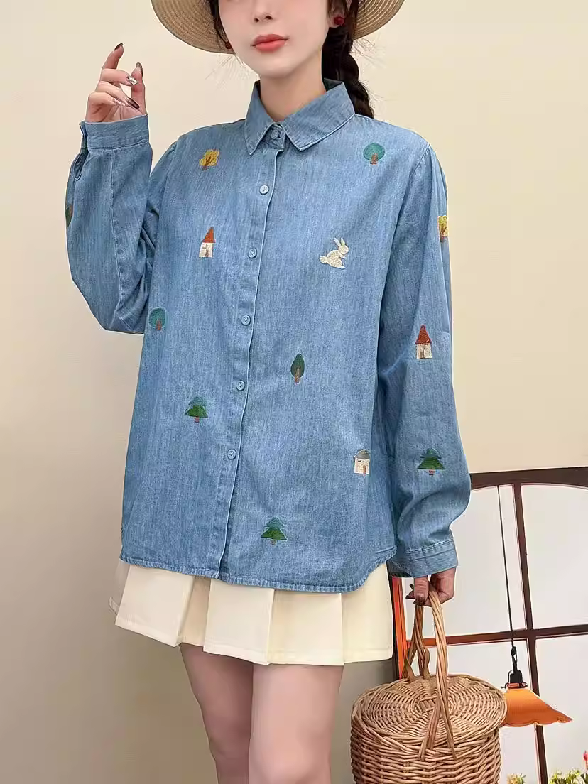 Áo sơ mi denim thêu hình nhà và cây phong cách mới mùa xuân 2025 của Dream Box, cổ sơ mi, tay dài, dáng rộng, áo thêu hình thỏ.
