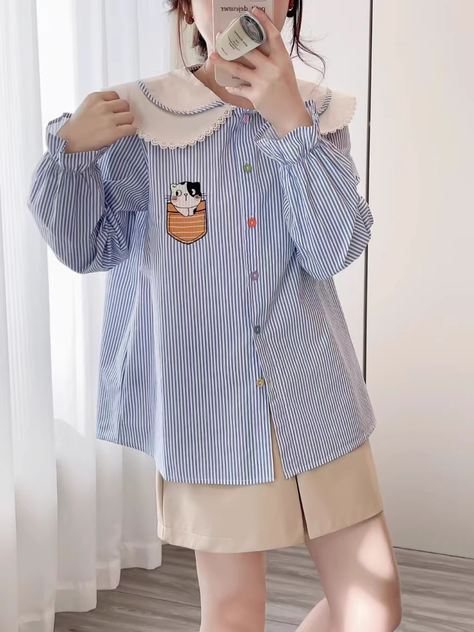 Áo sơ mi cotton thêu hình mèo Dream Box Xuân 2024, cổ búp bê hai lớp, tay dài, nhiều màu, cúc áo, dáng rộng, kẻ sọc