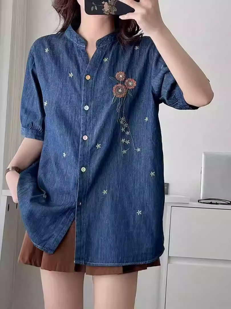 Áo sơ mi denim thêu hoa vintage mùa hè 2025 Dream Box, cổ đứng, cúc nhiều màu, tay ngắn, dáng rộng, trẻ trung