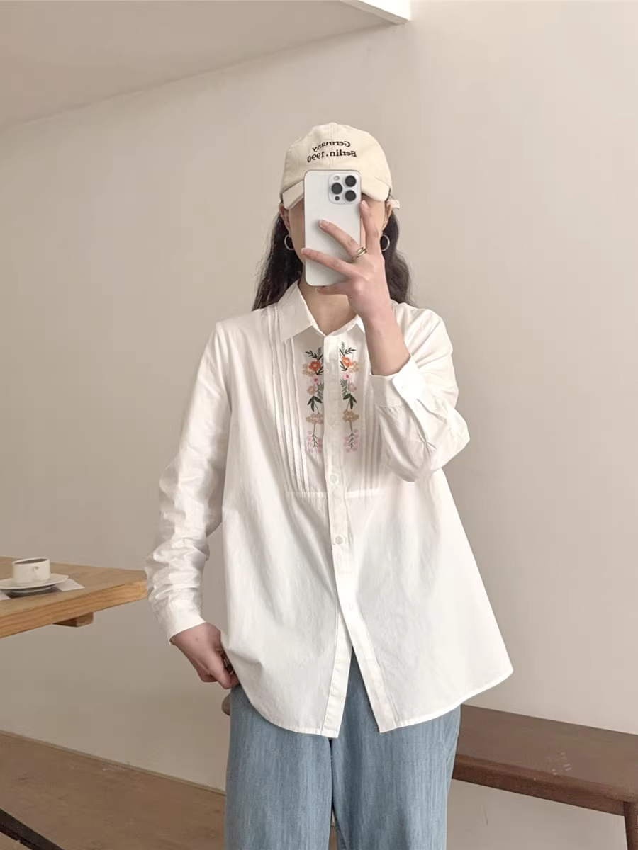 Áo sơ mi cotton thêu hoa tươi phong cách mới Xuân 2025 Dream Box, cổ trụ, tay dài, xếp ly xếp nếp, dáng rộng, màu trắng.
