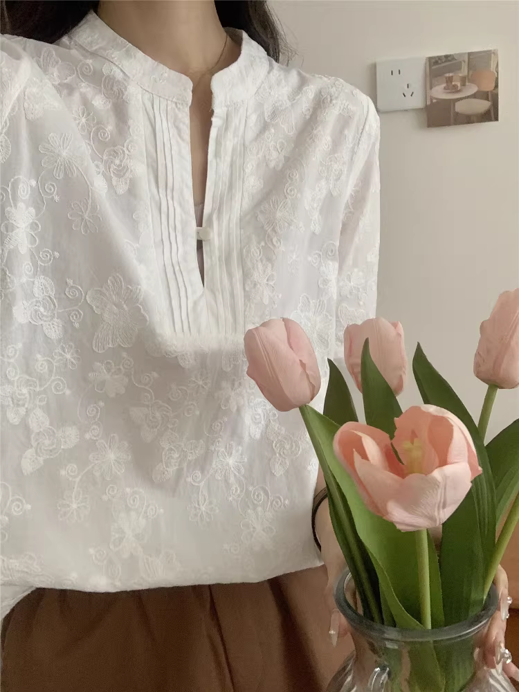 Áo sơ mi cotton thêu hoa tươi phong cách mới mùa hè 2025 Dream Box, cổ đứng, tay ngắn, dáng rộng, chất liệu vải thêu