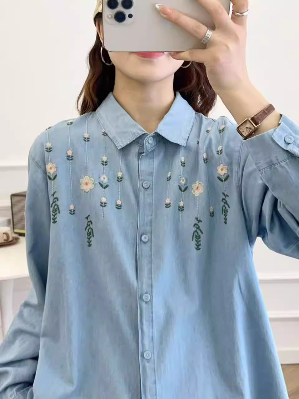 Áo sơ mi denim thêu hoa tươi phong cách mới mùa hè Dream Box 2025, cổ trụ, tay dài, dáng rộng, áo trẻ trung dành cho nữ.