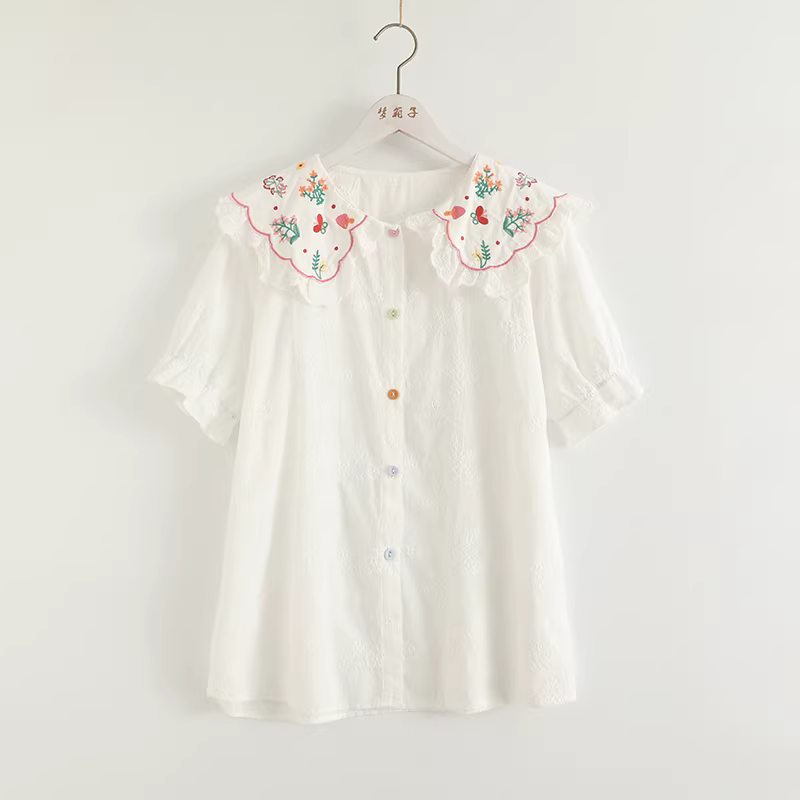 Áo sơ mi cotton thêu hình nấm bướm phong cách mới mùa hè 2025, cổ bèo, tay ngắn, dáng rộng.