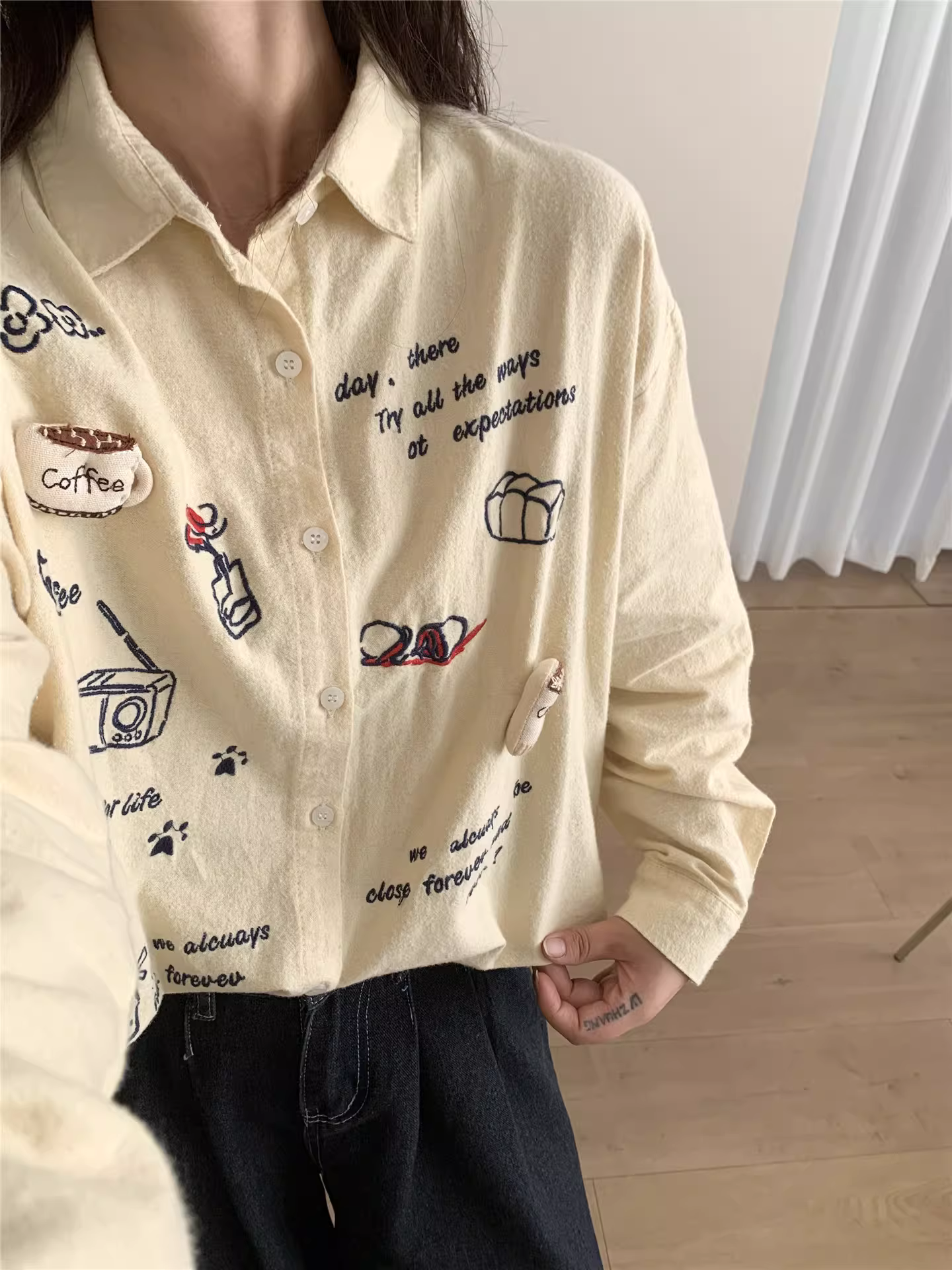 Áo sơ mi cotton thêu hoạt hình Dream Box 2025 Thu mới, cổ trụ, tay áo dài, dáng rộng, chất liệu mềm mại dành cho nữ.