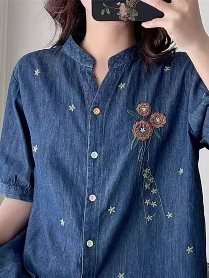 Áo sơ mi denim thêu hoa vintage mùa hè 2025 Dream Box, cổ đứng, cúc nhiều màu, tay ngắn, dáng rộng, trẻ trung