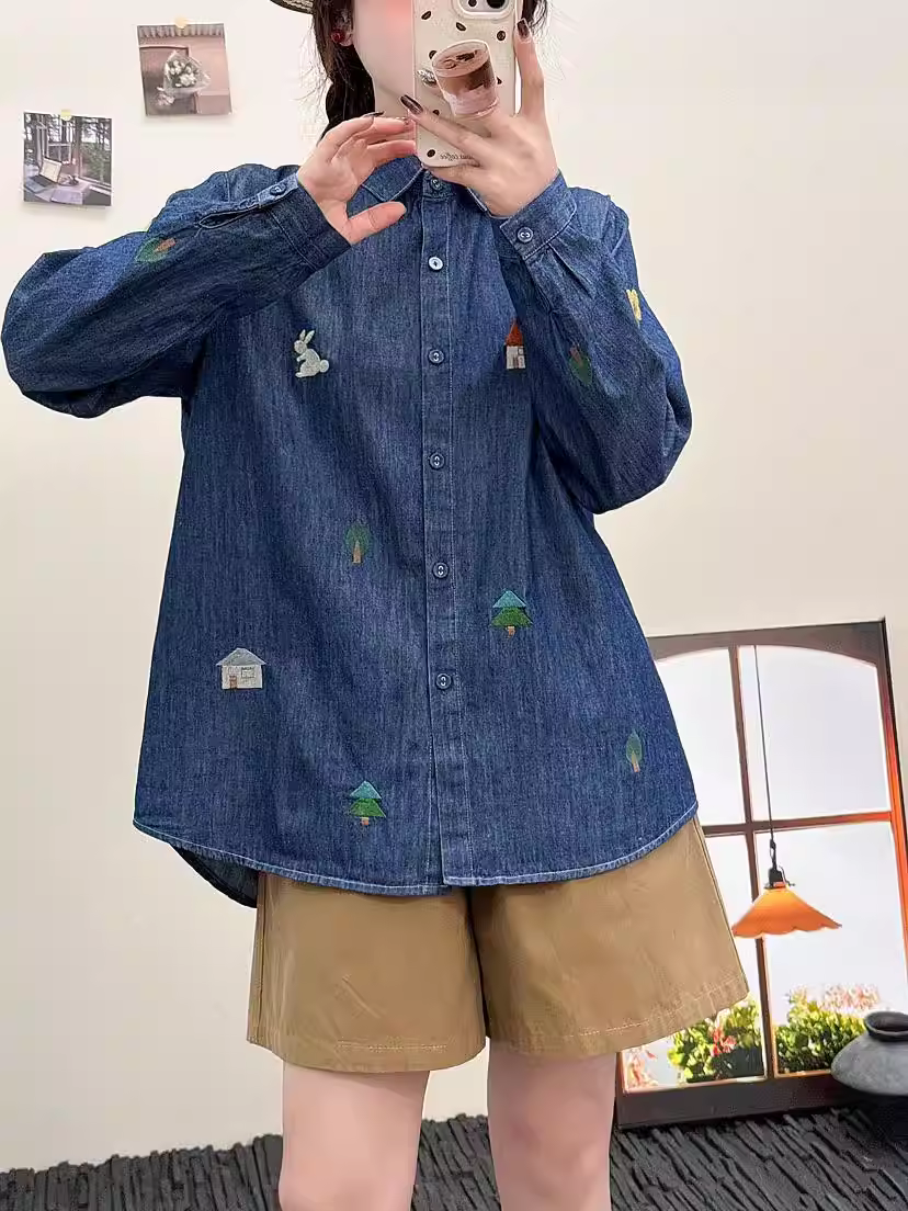Áo sơ mi denim thêu hình nhà và cây phong cách mới mùa xuân 2025 của Dream Box, cổ sơ mi, tay dài, dáng rộng, áo thêu hình thỏ.