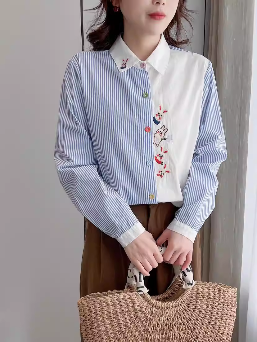 Dream Box 2024 Áo sơ mi cotton thêu hình thỏ hoạt hình mới mùa xuân có cổ bẻ, tay dài, cúc nhiều màu, áo sơ mi sọc rộng.