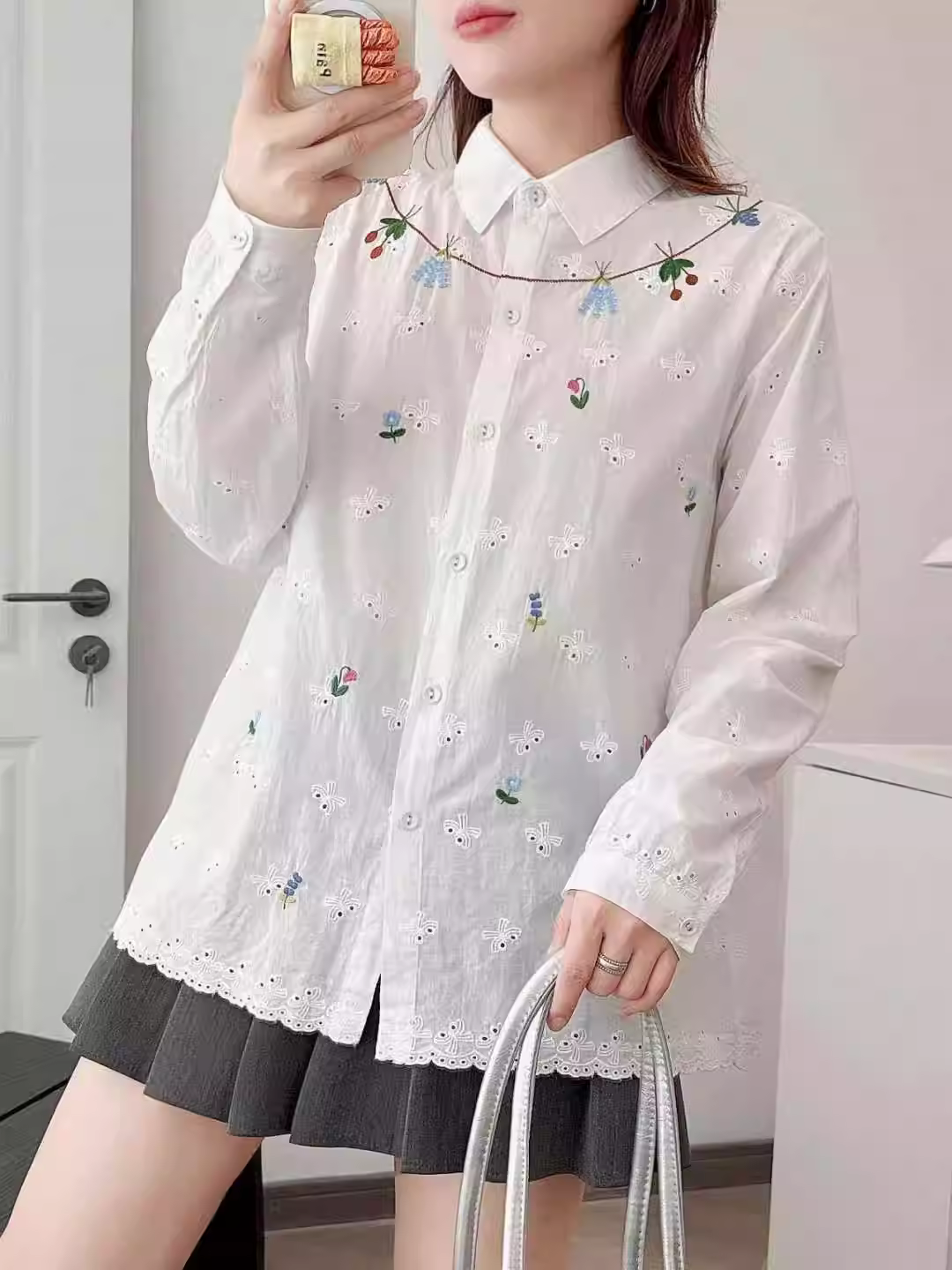 Dream Box 2026 Áo sơ mi cotton thêu hoa tươi mới phong cách mùa xuân mới có cổ bẻ, tay dài, dáng rộng, áo thêu giảm tuổi tác.