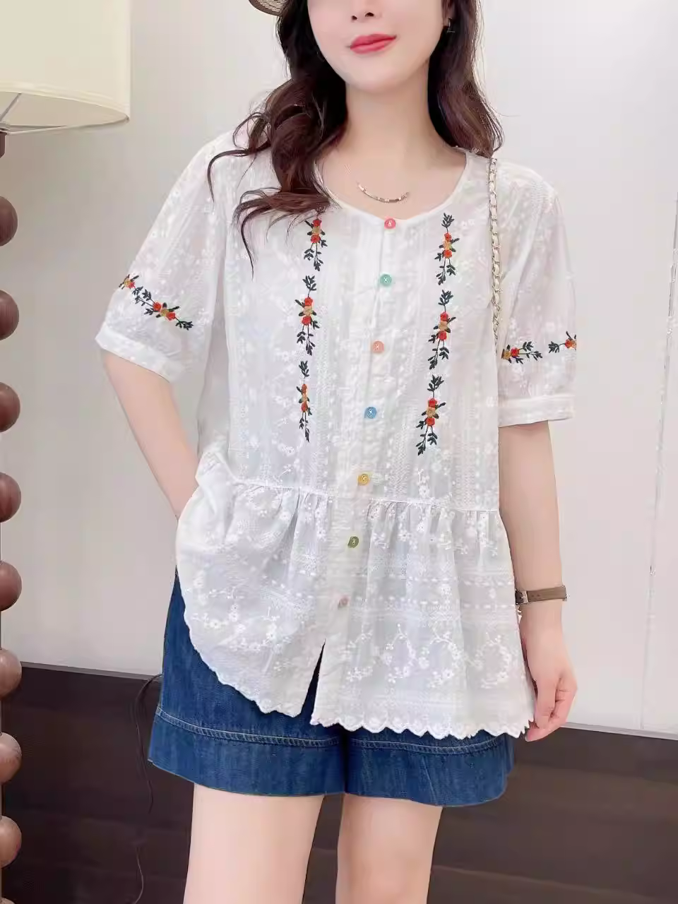 Áo sơ mi cotton thêu hoa tươi phong cách mới mùa hè 2024 Dream Box, cổ tròn, tay ngắn, nhiều màu sắc, cúc áo, dáng rộng, thêu họa tiết