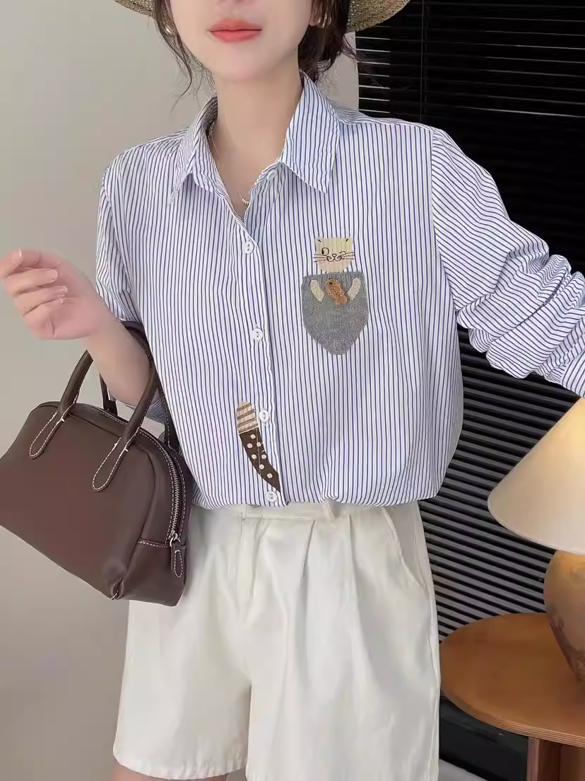 Áo sơ mi cotton thêu hình mèo Dream Box Xuân 2024, cổ trụ, tay dài, dáng rộng, kẻ sọc, phong cách thường ngày
