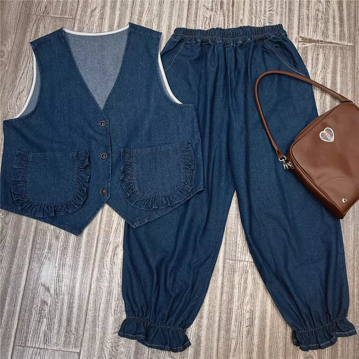 Bộ vest denim phối túi bèo nhún phong cách mới Thu 2023 Dream Box, quần jean lưng thun viền bèo, dáng rộng dành cho nữ