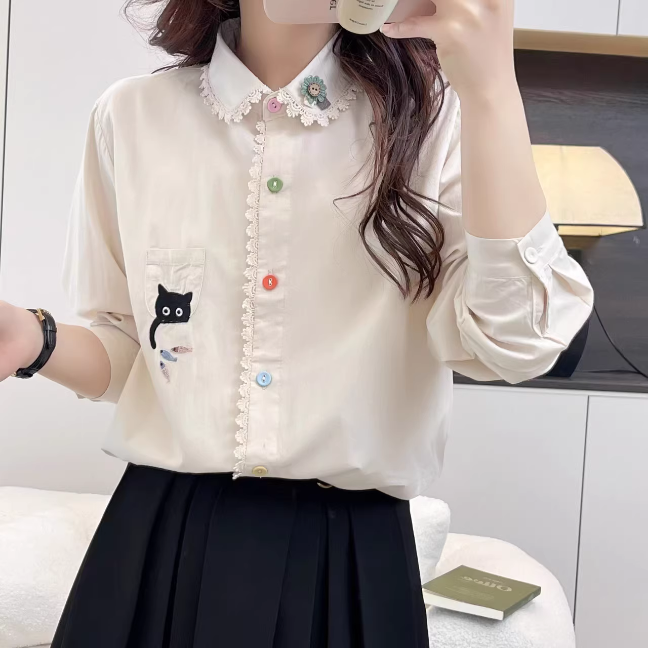 Áo sơ mi cotton nữ thêu hình mèo câu cá phong cách mới Xuân 2024 Dream Box, cổ ren, cúc nhiều màu, thêu họa tiết