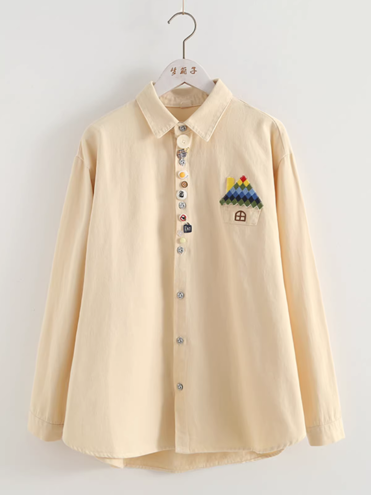 Áo sơ mi cotton thêu họa tiết nhà cửa phong cách mới mùa đông Dream Box 2024, nhiều khuy, cổ sơ mi, tay dài, dáng rộng, dài ngang hông.