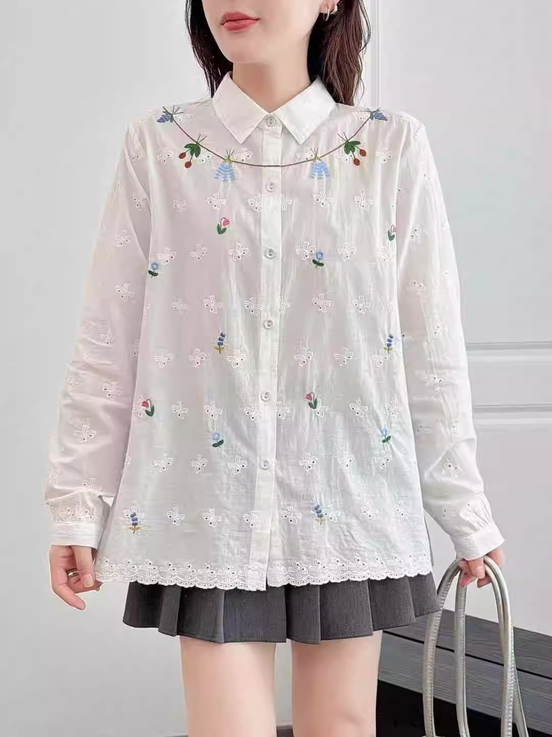 Dream Box 2026 Áo sơ mi cotton thêu hoa tươi mới phong cách mùa xuân mới có cổ bẻ, tay dài, dáng rộng, áo thêu giảm tuổi tác.