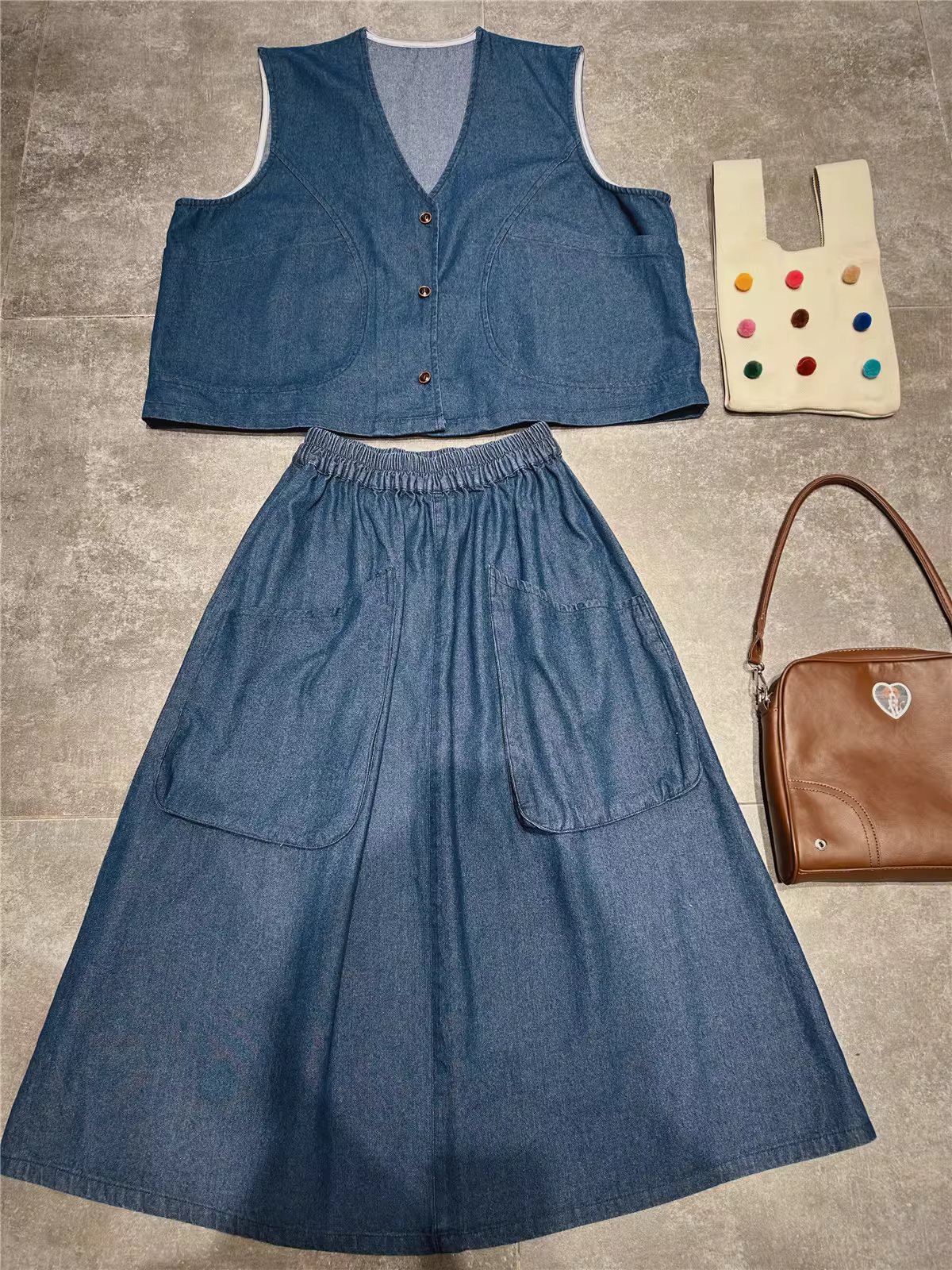 Váy denim dáng xòe vintage mùa xuân 2024 Dream Box, túi lớn, lưng thun, màu trơn, dài qua gối