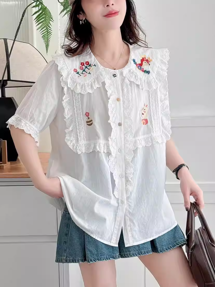 Áo sơ mi cotton thêu hoa tươi phong cách mới mùa hè 2025 Dream Box, cổ búp bê, tay ngắn, dáng rộng, kiểu dáng trẻ trung, phối ren