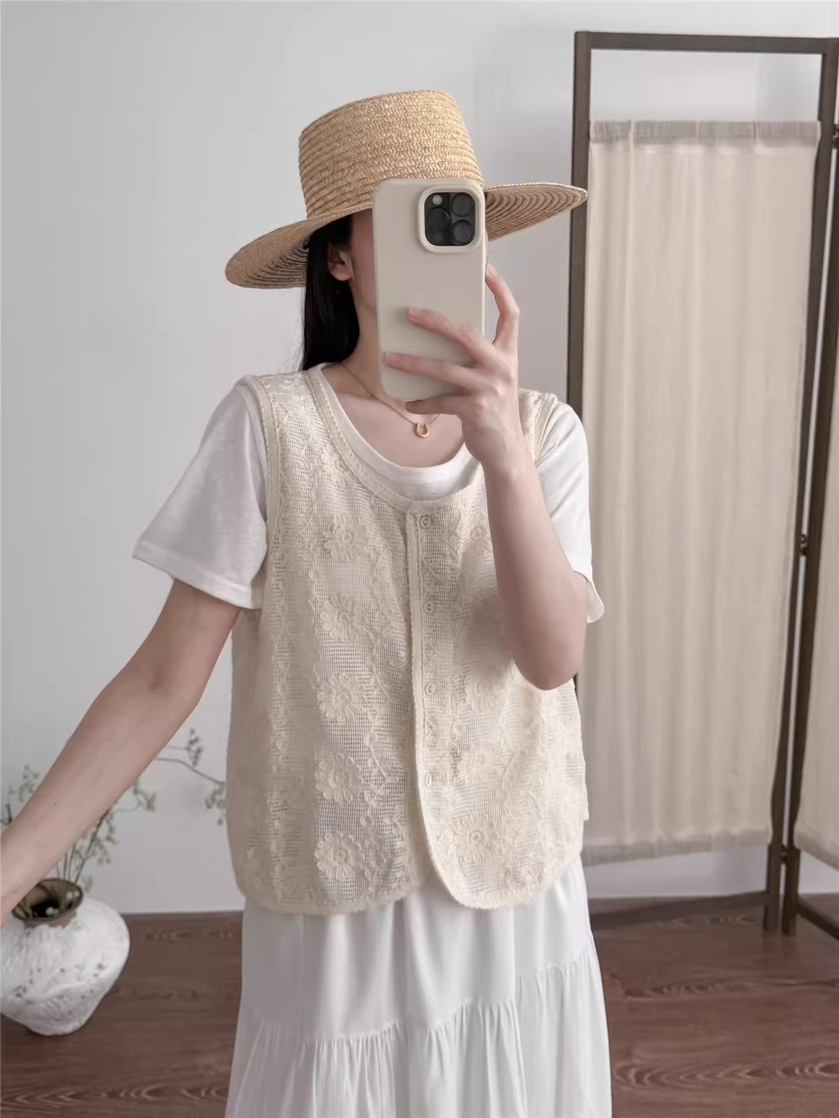 Áo gile nữ Dream Box 2025 mùa hè mới, kiểu dáng ngọt ngào, họa tiết hoa rỗng, cổ tròn, cài khuy đơn, màu trơn, chất liệu ren.