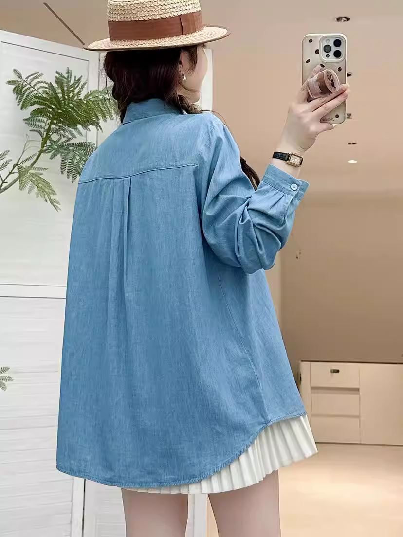 Áo sơ mi denim thêu thỏ mùa thu Dream Box 2025, cổ trụ, tay dài, vạt áo xếp ly, dáng rộng, dành cho nữ.
