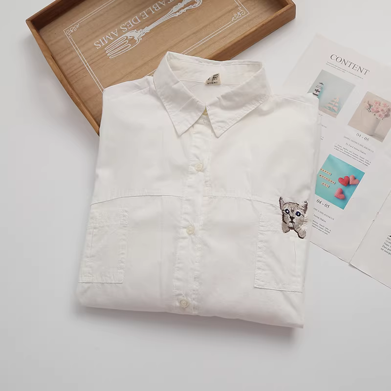 Áo sơ mi nữ Dream Box 2022 mùa hè kiểu mới thêu hình đầu mèo, túi lớn, cổ sơ mi, tay áo có thể tháo rời, chất liệu cotton trắng, dáng rộng