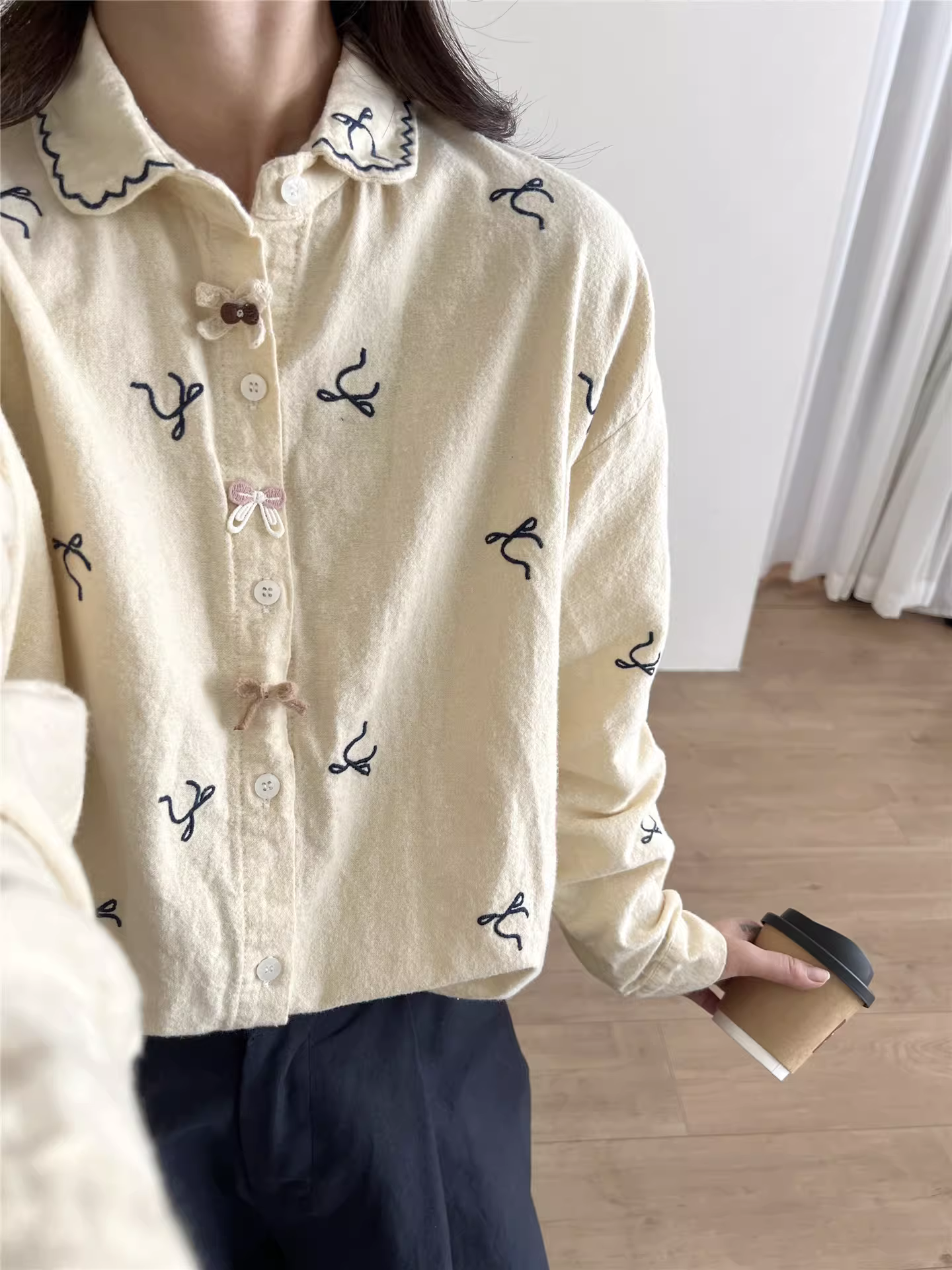 Áo sơ mi cotton thêu nơ Dream Box 2025 Thu mới, cổ trụ, tay áo trễ vai, dài tay, dáng rộng, chất liệu mềm mại dành cho nữ.