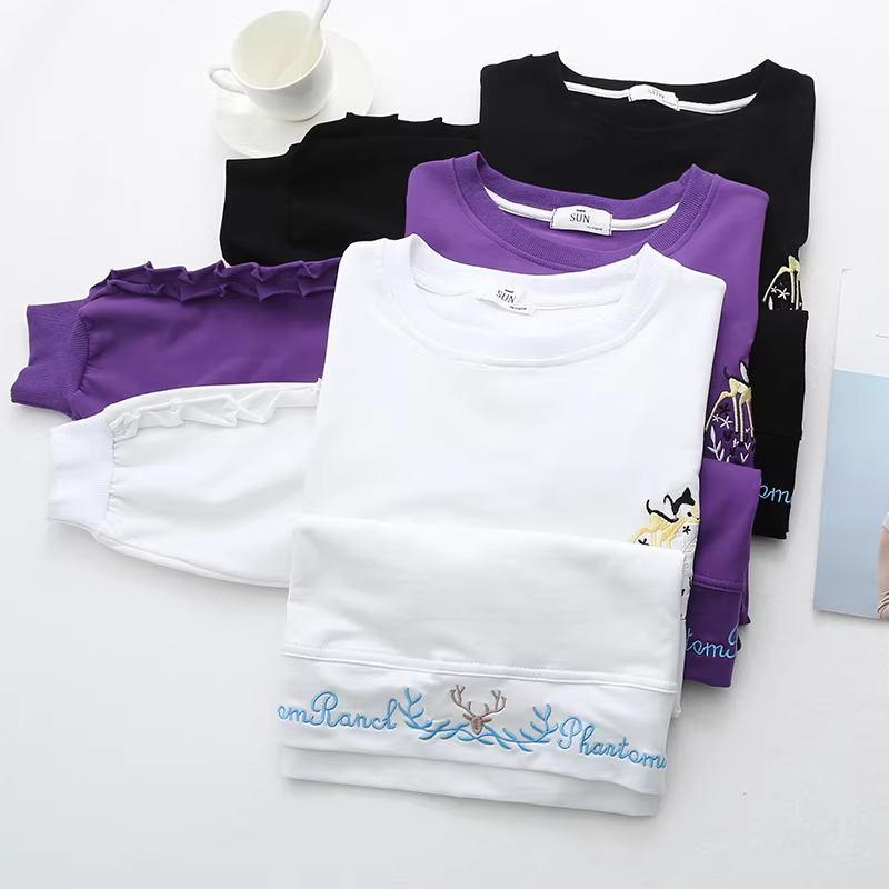 Áo thun nữ tay dài dáng rộng thêu hình nai phong cách mới Xuân 2024 Dream Box cổ tròn phối bèo nhún