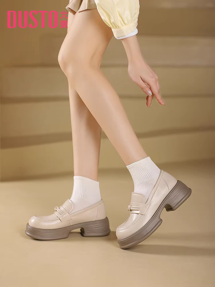 Giày lười kiểu Anh Dadong dành cho nữ 2025, mẫu mới thu đông, đế dày tăng chiều cao, gót chunky, chất liệu da đen, kiểu lười không dây.